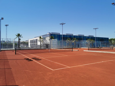 Construcción de 3 pistas de tenis de tierra batida.